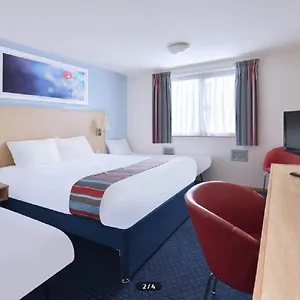 Travelodge Airport Абердин